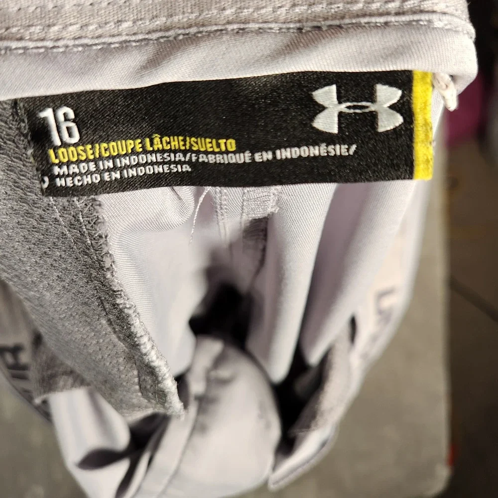 Under Armour‎ Golf Shorts Men's 16 Gray Style 1290349 Loose Fit